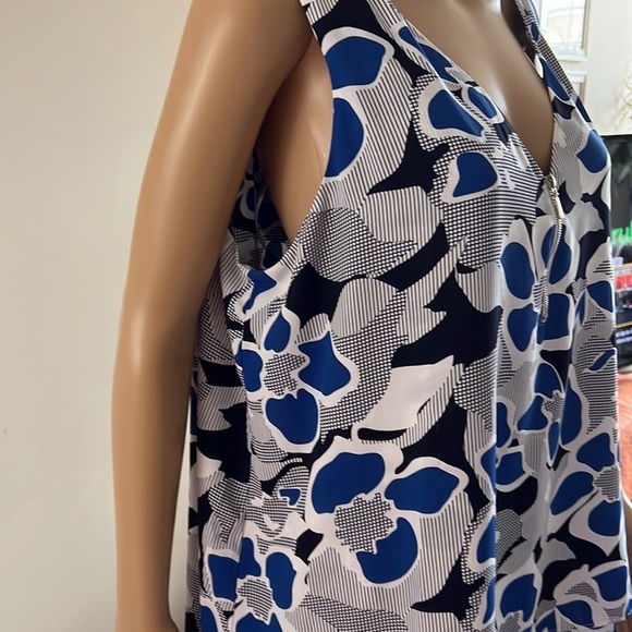 Floral V-Neck Blouse - Blue and White - Picture 4 of 11